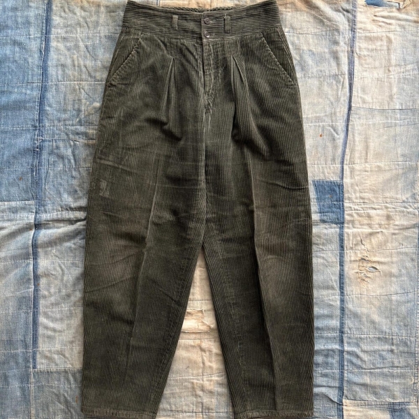 Vintage 1980s Olive Green Corduroy Pants Waist 28” / 80’s pleated tapered leg dark green women’s trousers 28x28