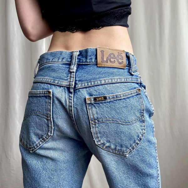 Vintage Lee W32 Mid Rise Denim Cut-Off Shorts, 90s Y2K Light Wash Raw Hem Jean Shorts, Medium Size M